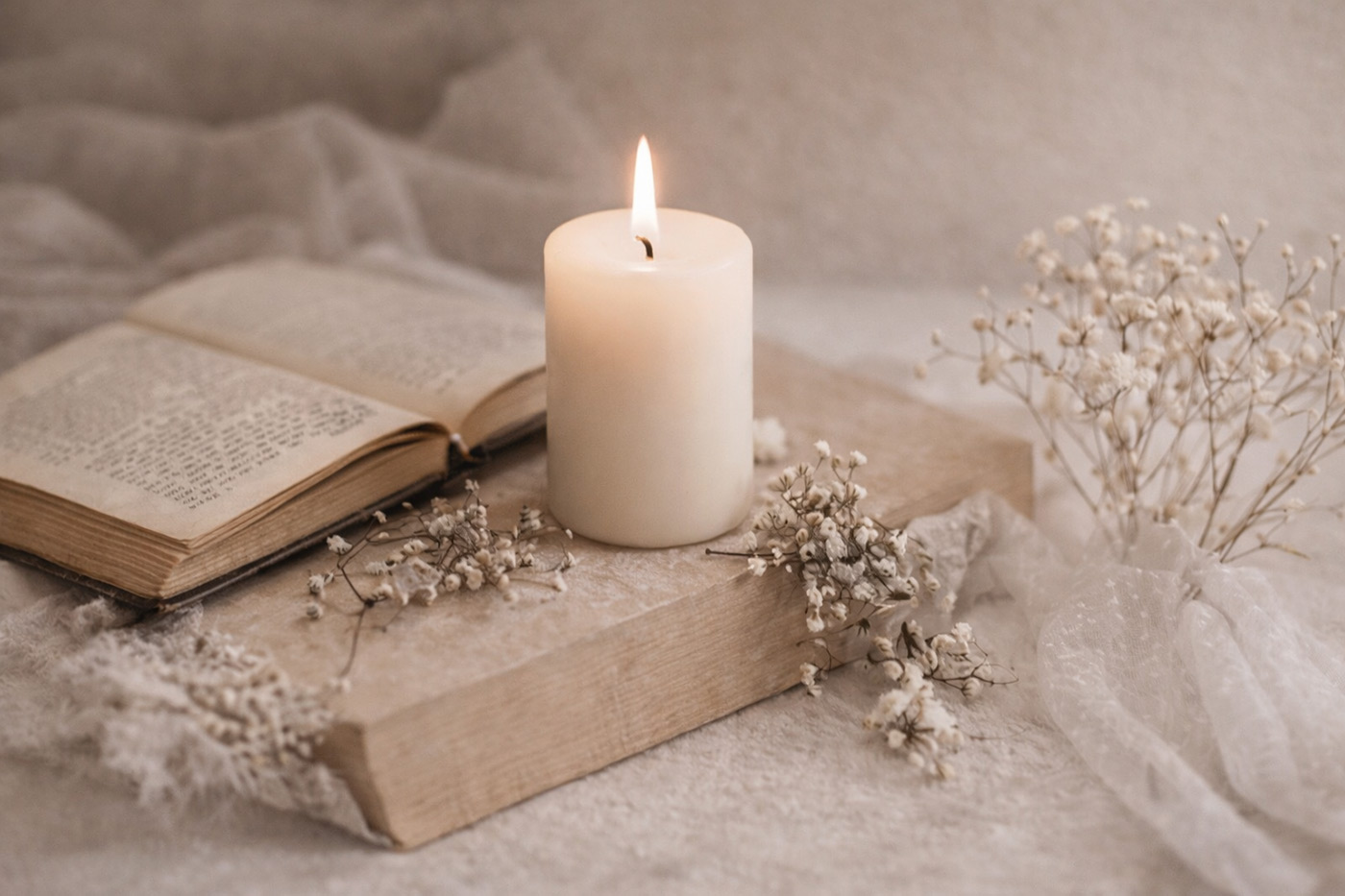 Βιβλίο ανοιχτό με κερί και αποξηραμένα λουλούδια σε μπεζ φόντο για κατηγορία κοινωνικής και στοχαστικής ποίησης