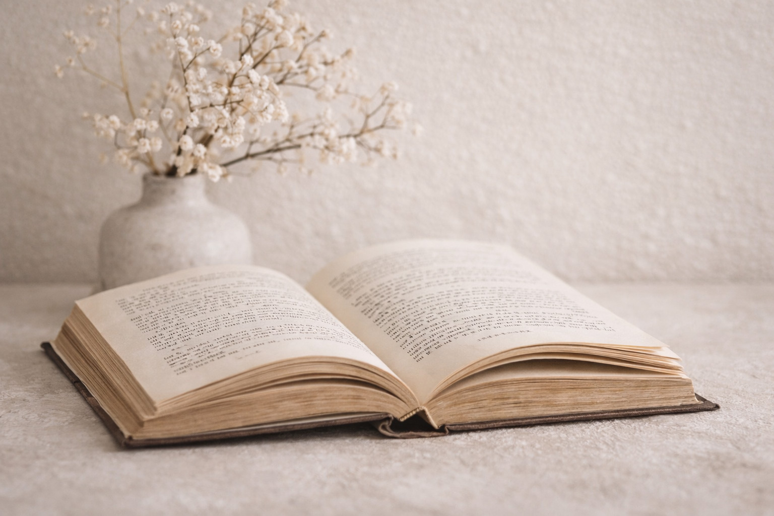 Βιβλίο ανοιχτό με πένα και αποξηραμένα λουλούδια σε μπεζ φόντο για κατηγορία κοινωνικής και στοχαστικής ποίησης